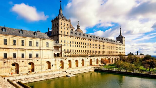 馬德里出發：埃斯科里亞爾修道院＋阿維拉古城