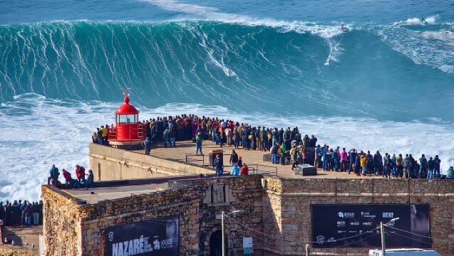 Nazaré Riesenwellen & Óbidos Tour ab Lissabon | Kleine Gruppe