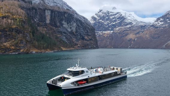 Ålesund – Excursión redonda al fiordo de Geiranger en barco híbrido eléctrico