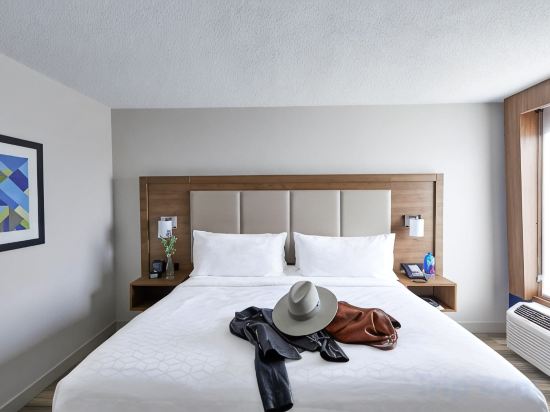 Holiday Inn Express Nashville Downtown Conf Ctr - Tap to explore photos