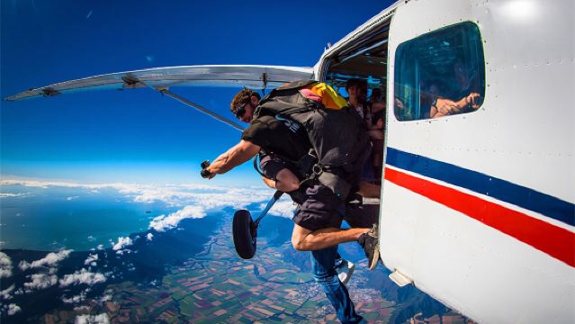 ケアンズ 15,000 フィートの海の景色を望むパラシュート(60 秒間のフリー フォール/市内ホテルへのお迎え)