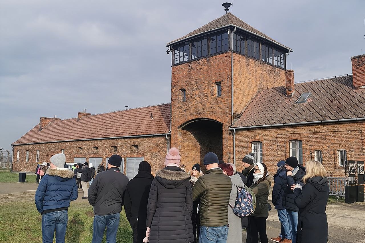 Guided Tour from Krakow to Auschwitz Birkenau with Transfer