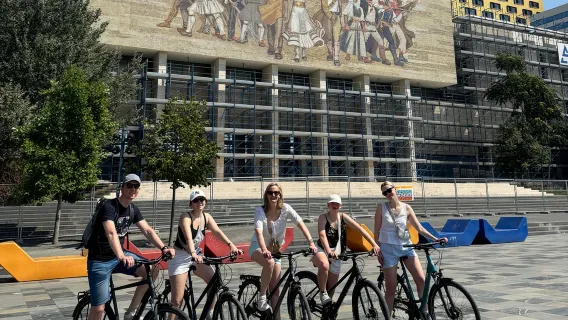 地拉那自行車之旅探索地拉那的標誌性地標