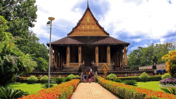 Vientiane Private Full-Day Tour with Buddha Park and Lunch