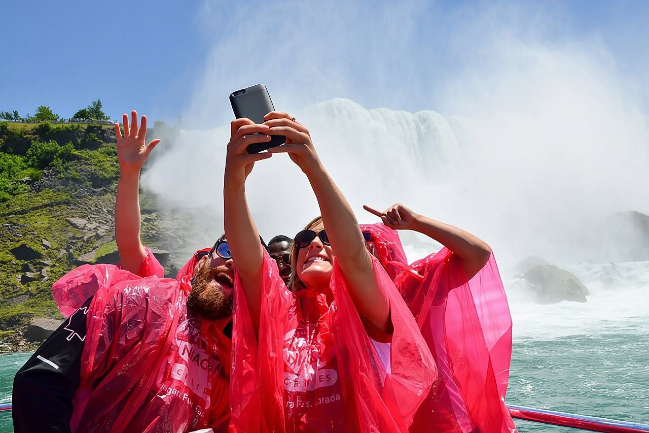 Niagara Falls Day Tour from Toronto and Skip the Line Boat Cruise