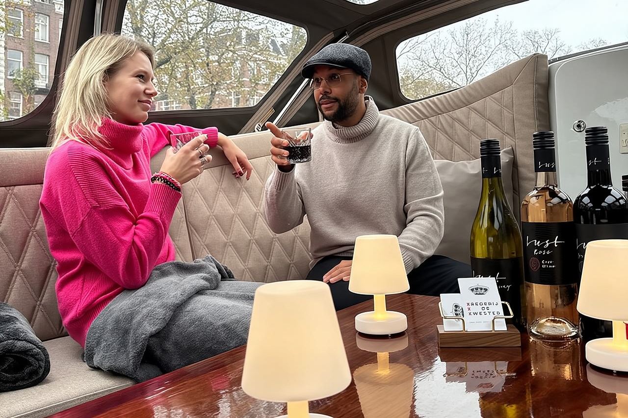 Amsterdam Small-Group Canal Cruise Including Snacks and Drinks