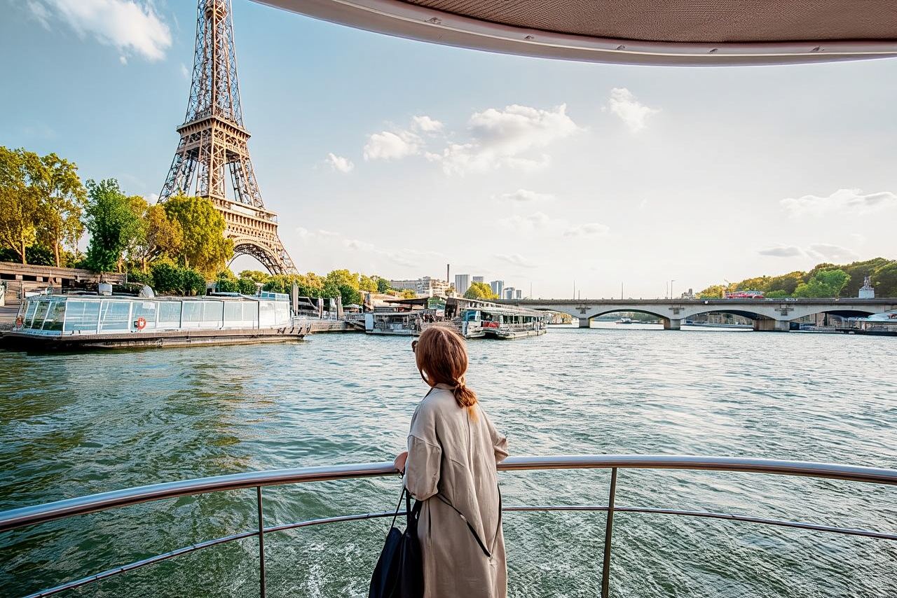 Paris: Eiffel Tower Guided Tour and Seine River Cruise