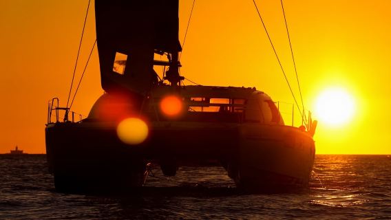 Lisboa: Crucero en catamarán al atardecer, música y barra libre