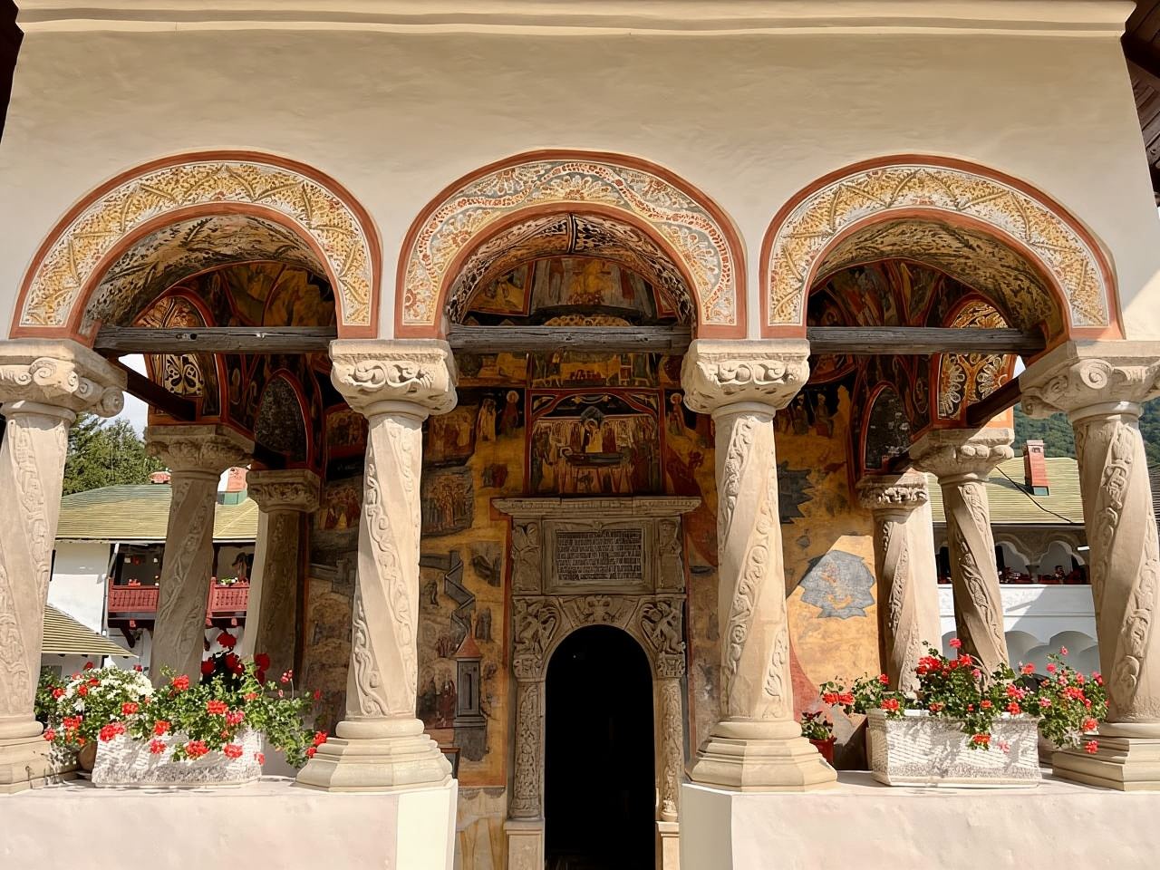 From Brașov: Romanian Castle Tour with Bran and Peles