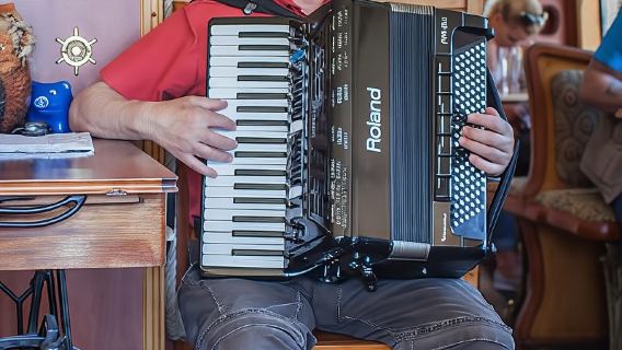 ปราก: ล่องเรือรับประทานอาหารค่ำริมแม่น้ำวัลตาวา