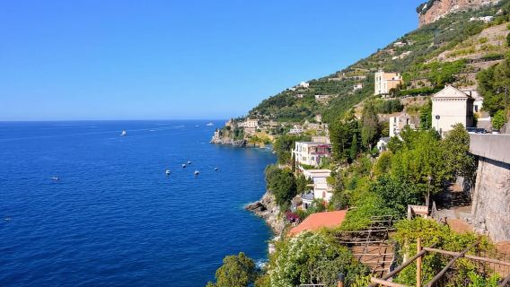 เรือเฟอร์รี่จากซาเลอร์โนไปอมาลฟี คาปรี และโพสิตาโน่