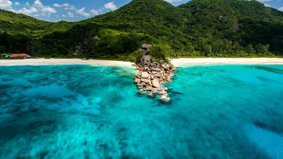 Da Praslin: Escursione in barca a La Digue con noleggio bici
