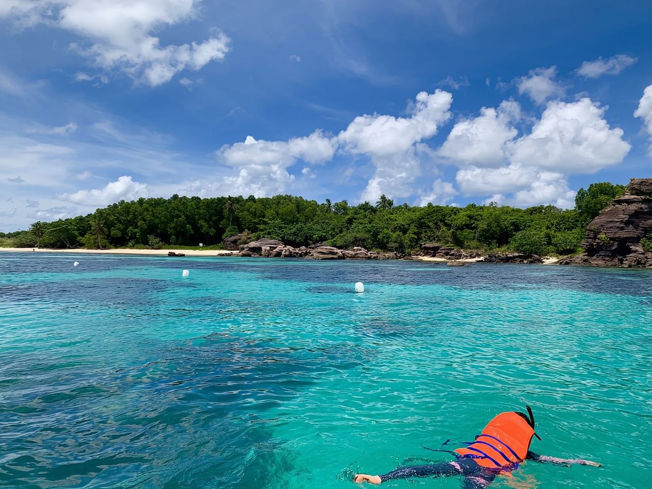 1-day tour of Phu Quoc Island with large boat or speedboat to 3 islands for snorkeling (includes lunch + hotel transfer)