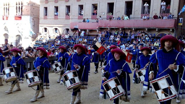 Siena Walking Tour: Palio and Contrada Museum