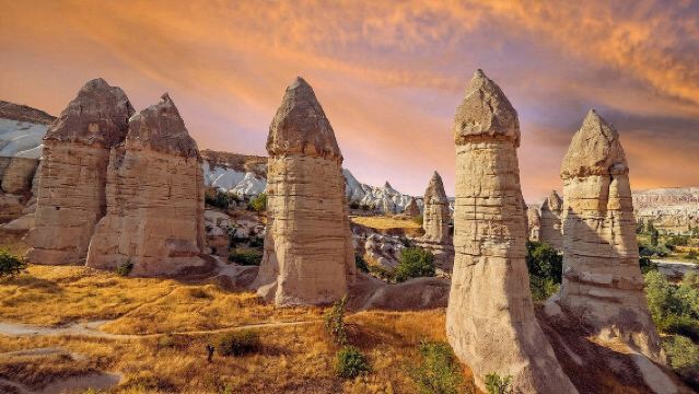 Красная экскурсия (Север) в Каппадокии с виртуальным гидом, обедом, входными сборами и трансфером из отеля.