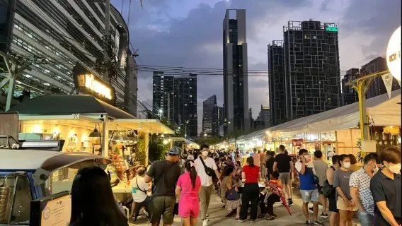 Quick Escape: Thailand Bangkok JODD FAIRS Ratchada half-day tour [Chinese/Mandarin, English, and Japanese guide included]