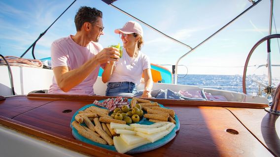 Segelerlebnis in Barcelona: Spanische Tapas und Premium-Open-Bar