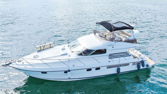 Sai Kung Yacht Rental, Hongkong: Chartern Sie in Sai Kung eine 60 Fuß lange, aus Großbritannien importierte Yacht (1–31 Passagiere) für eine Kreuzfahrt für mehrere Personen mit Karaoke, Stand-Up-Paddleboarding und Mittagessen sowie einer Wasserparty.