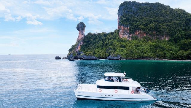 ล่องเรือชมพระอาทิตย์ตกสุดหรูที่ชายฝั่งกระบี่ด้วยเรือ Catamaran