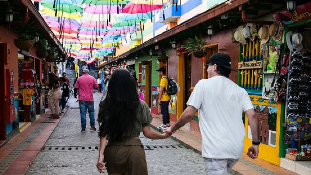 Lawatan ke Guatape, Piedra del Peñol, makan tengah hari, snek perjalanan bot
