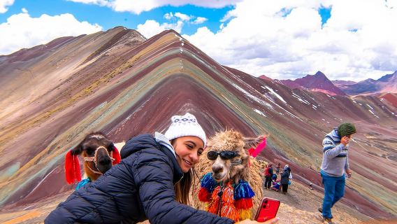 Escursione a cavallo sulle montagne arcobaleno + pranzo a buffet