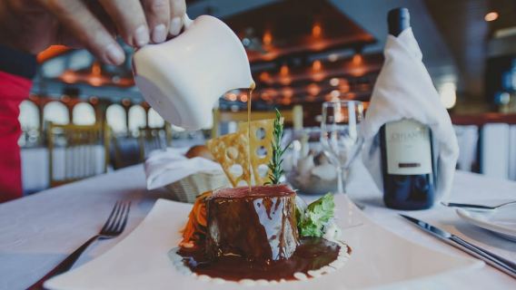 Cabo San Lucas: Du thuyền ngắm hoàng hôn hạng nhất với bữa tối và chương trình biểu diễn