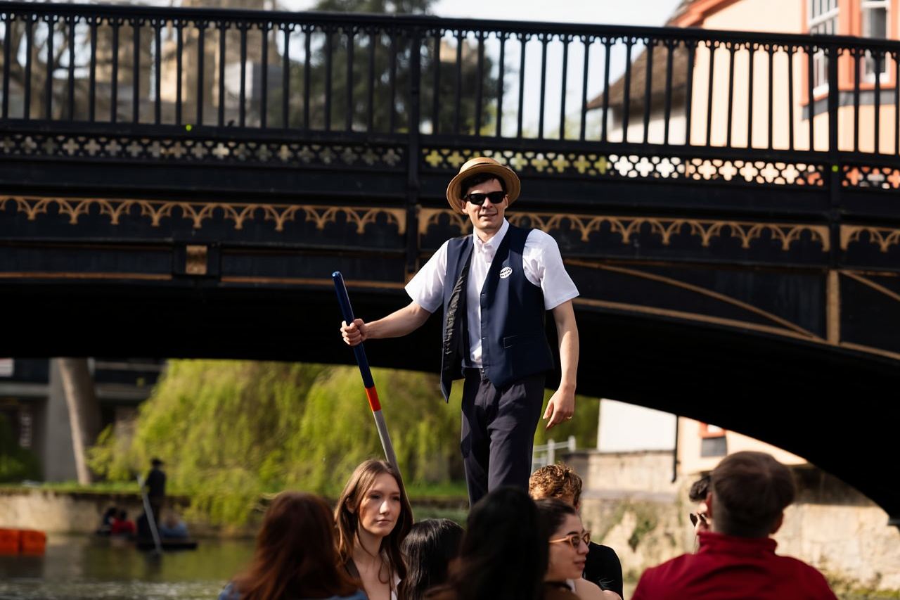 Cambridge: Alumni-Led Tour with King's College and Punt Tour
