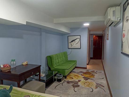 Hawaii Lounge Room Type - Family Room