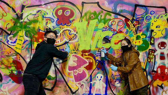 'Spray Paint & Sip' urban art workshop in Chicago