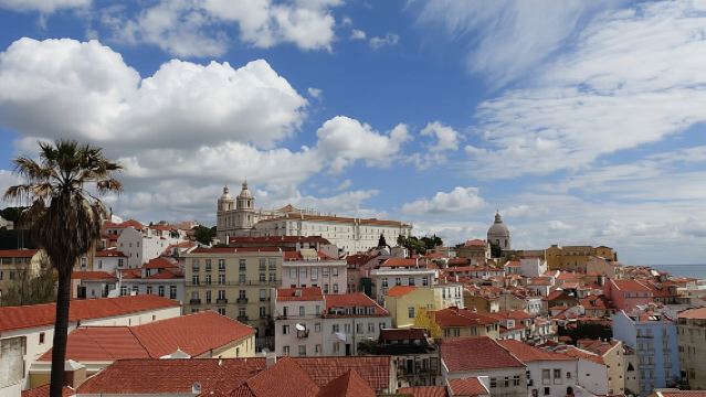Old Lisbon tuk-tuk tour with food tasting