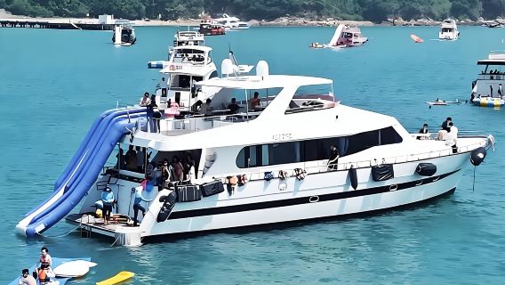 Alquiler de yates en Hong Kong: Alquile un yate de lujo de estilo occidental de 24 metros y 3 cubiertas para un crucero por el puerto Victoria (recomendado para 20-50 personas). Disfrute de un crucero para varias personas con karaoke, vino blanco y champán para escapadas de negocios o de fiesta.