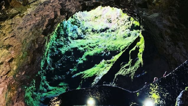 Tour en furgoneta subterránea (medio día) | Isla Terceira