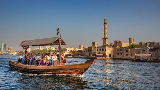 ทัวร์ครึ่งวันในเมืองดูไบ พร้อมเยี่ยมชมมัสยิดบลู ครีก ตลาดโบราณ และการนั่งเรืออับรา