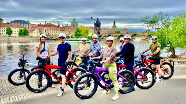 E-BIKE TOUR: 10 Must-See Landmarks & Viewpoints in Prague 1-8per.