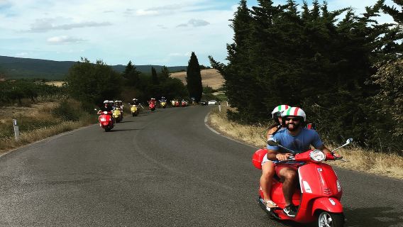 Vespa Tour in Chianti with Wine Tasting 