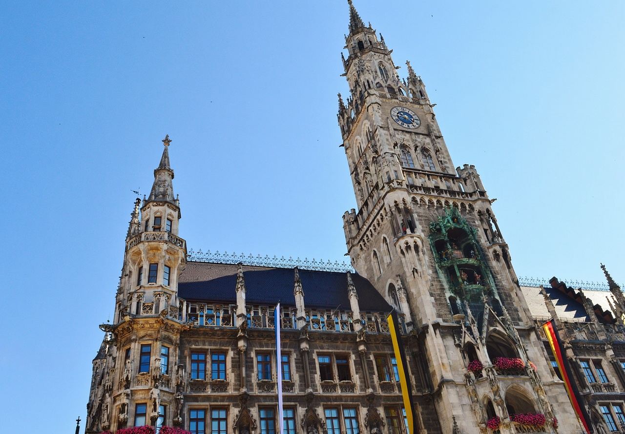 ทัวร์ 1 วัน จัตุรัสมาเรียนพลาตซ์ + สวนสัตว์มิวนิก + ทุ่งหญ้าเทเรเซียน + ศาลาว่าการเมืองหลังใหม่