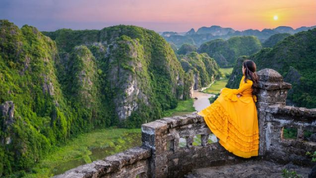 Luxury Ninh Binh Full-Day Experience: Hoa Lu, Tam Coc, Mua Cave & Cycling