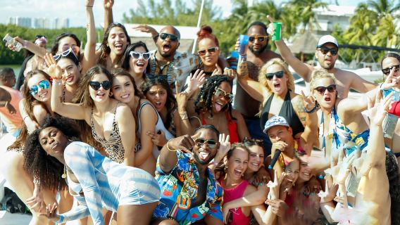 Cabo San Lucas: Bootsparty nur für Erwachsene mit Getränken & Live-DJ