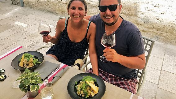 Tour de historia y gastronomía en grupo reducido con comida y bebidas.