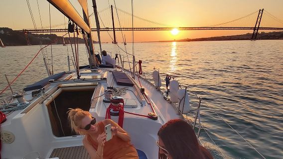 Paseo en velero al atardecer en Lisboa con vino portugués e historia.