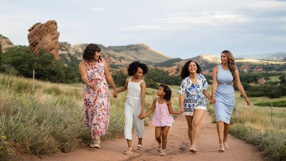 Fotoshooting in malerischer Umgebung in den Ausläufern der Berge von Denver