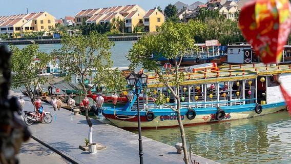 Crociera con lanterne a Hoi An/Tramonto privato in barca/Evento speciale di Lotus