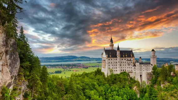 English/ Chinese/Mandarin German Neuschwanstein Castle + Oberammergau + Linderhof Palace / Wieskirche one-day tour