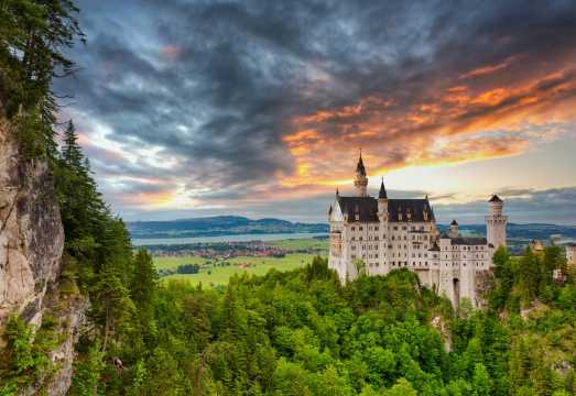 English/Chinese 1-day tour to Neuschwanstein Castle + Oberammergau + Linderhof Palace/Wies Church