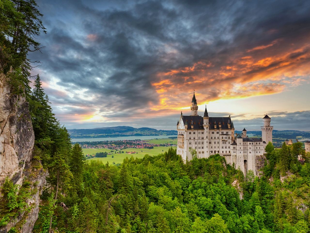 English/Chinese 1-day tour to Neuschwanstein Castle + Oberammergau + Linderhof Palace/Wies Church