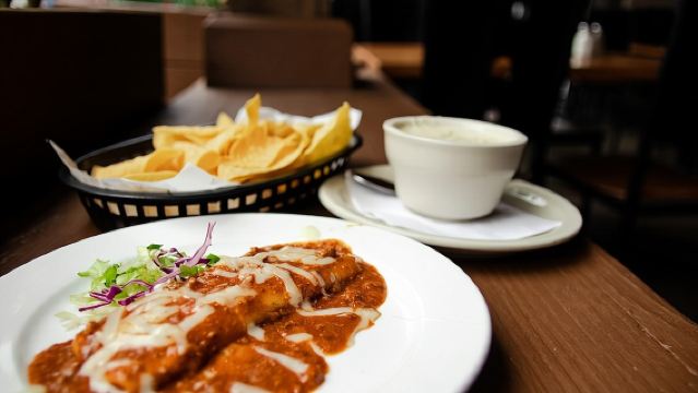 Tour Gastronomico a Dallas con 5 Degustazioni di Cibo Locale nella Zona di Deep Ellum