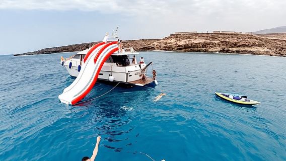 Tenerife: divertente gita in yacht con attività acquatiche e giocattoli