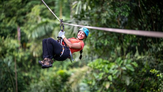 Arenal 12 Zip Hattı Kabloları Deneyimi ile La Fortuna Şelalesi Üzerinde Uçun