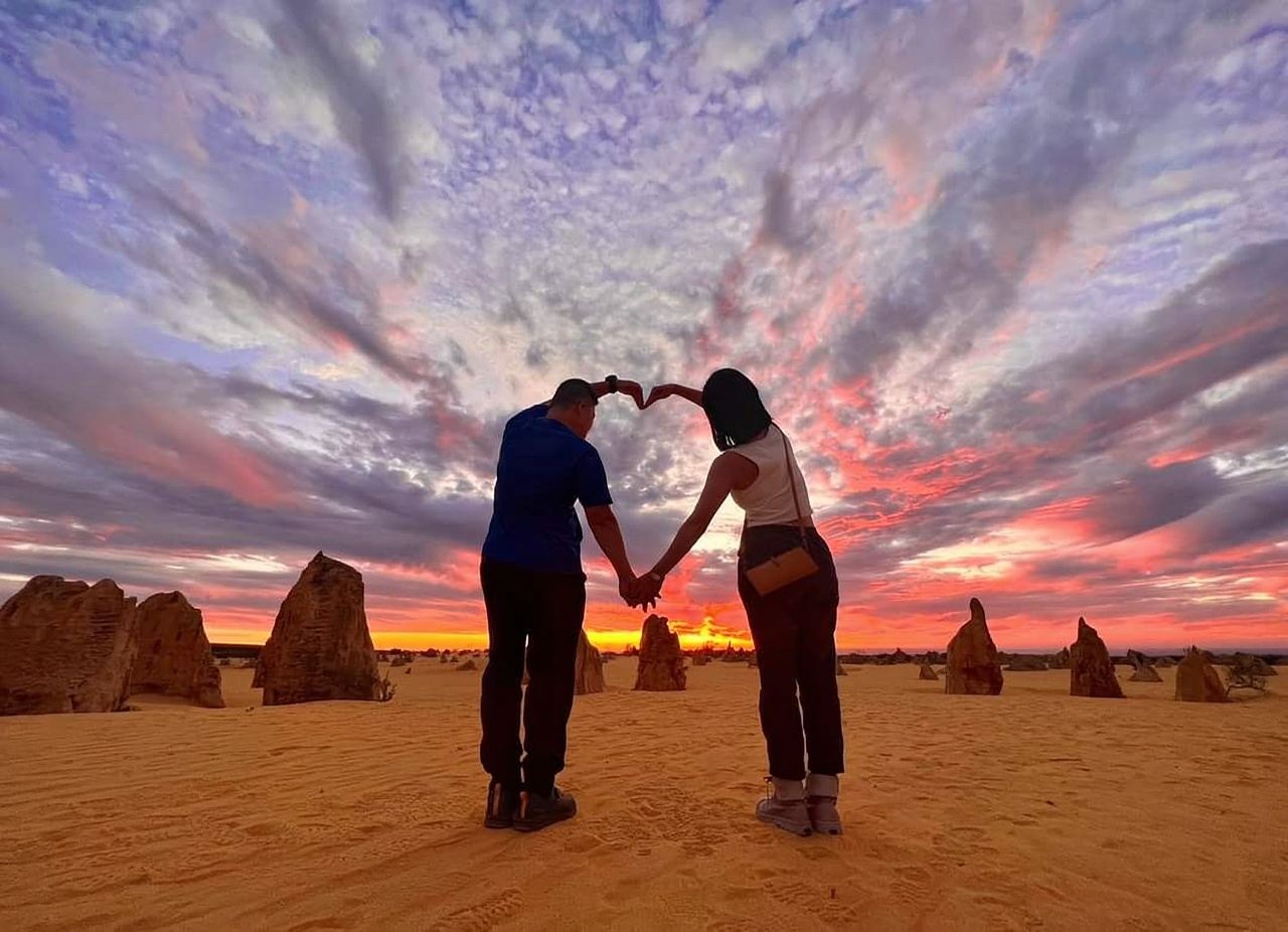 Excursión de un día a los Pinnacles, sandboarding en las dunas blancas y cena con observación de estrellas al atardecer en Perth, Australia Occidental [Tour en inglés]