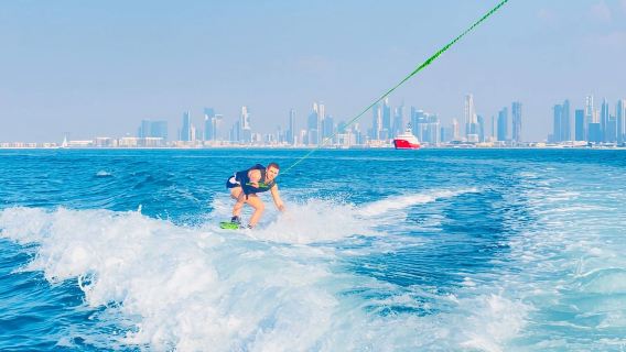 Esperienza di surf a Dubai con vista sull'edificio più alto del mondo, il Burj Khalifa